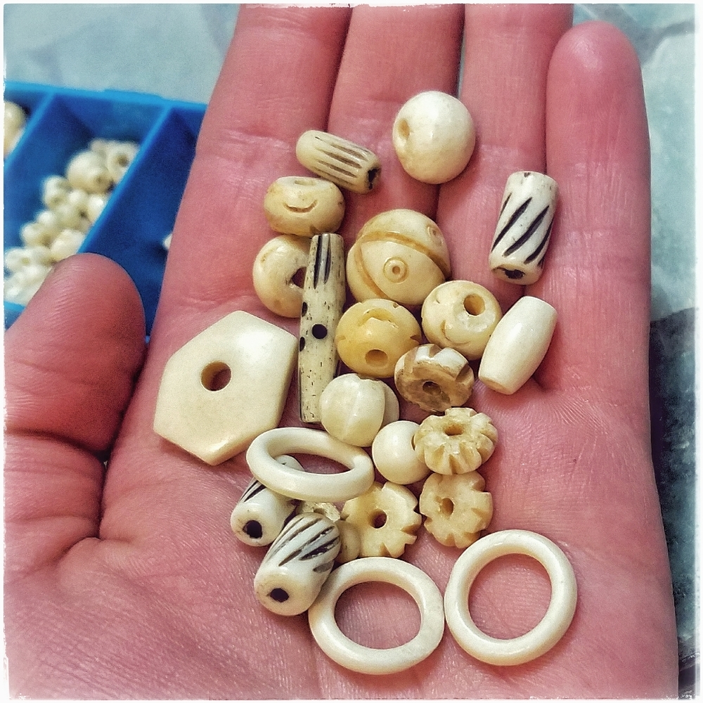 *SOLD* LOT African carved bone beads w/ box - Picture 7 of 8